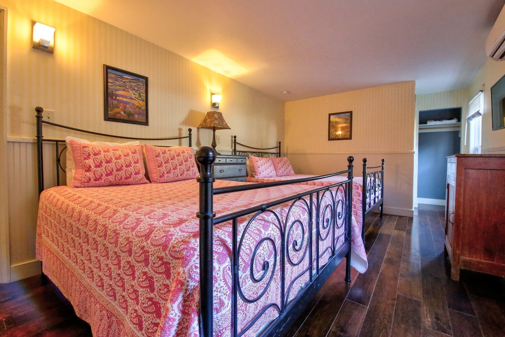 Hotel Charlotte - photo 23