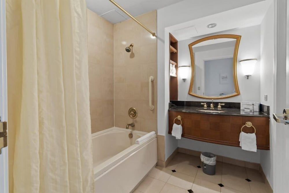 Boardwalk King Bed Retreats by Cozysuites - photo 3