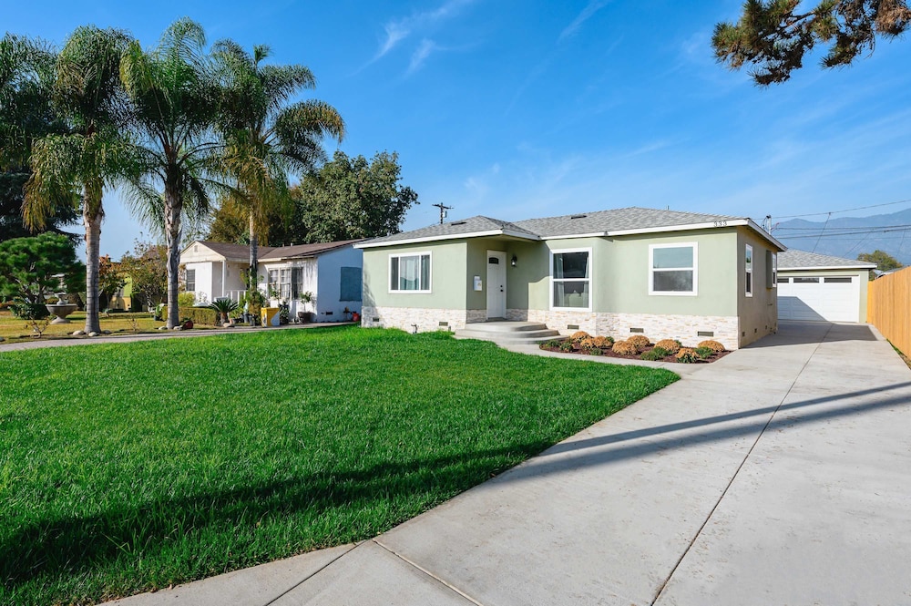 Luxury Modern Retreat W Spacious Yard Premium Comfort — Monrovia