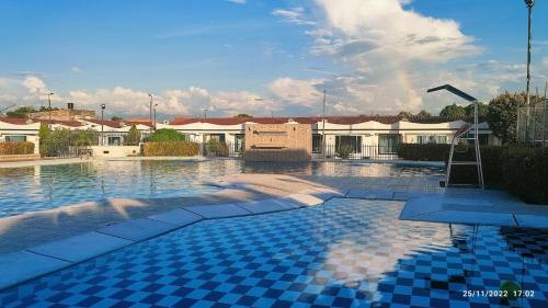 Agradable casa con piscina en tierra caliente — 4-Star Luxury Hotel in Flandes, Colombia