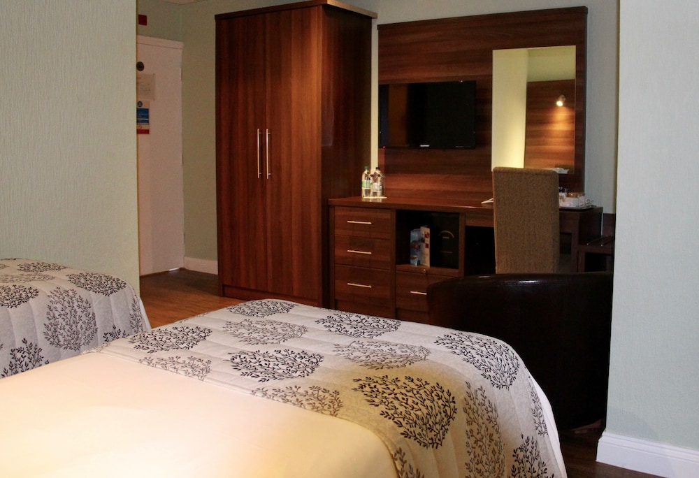 Oliver Cromwell Hotel — March — photo 4