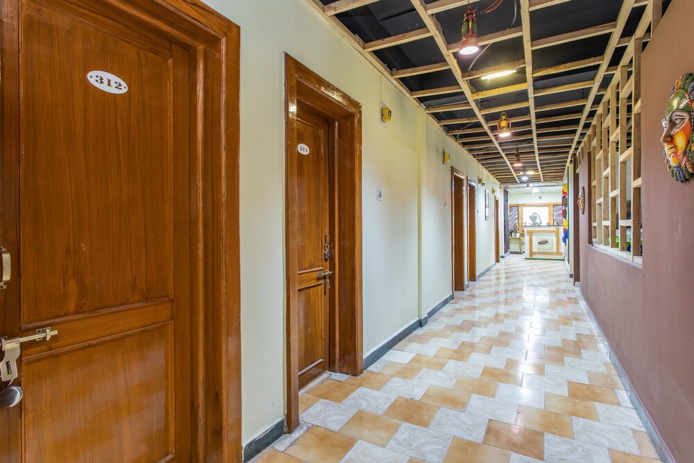 Oyo 24109 Hotel Santushti — Dewas