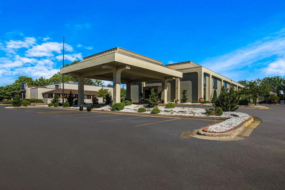 Clarion Inn & Suites Grand Rapids Airport - photo 82