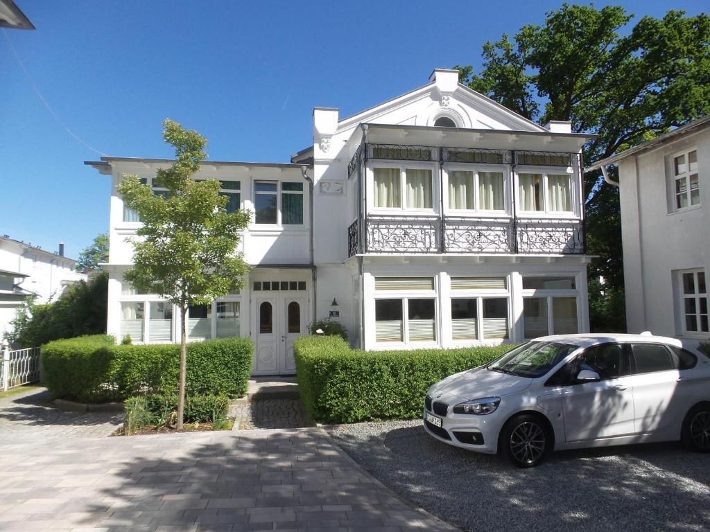 strandnahe und moderne FeWo mit Terrasse Villa Ravensberg Binz — 4-Star Luxury Hotel in Ostseebad Binz, Germany