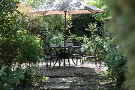 Two Rose Walk Cottage Cotswolds — 4-Star Luxury Hotel in Moreton In Marsh, United Kingdom