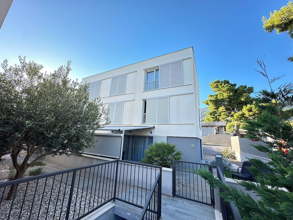 Apartments Dva Galeba — 4-Star Luxury Hotel in Bol, Croatia