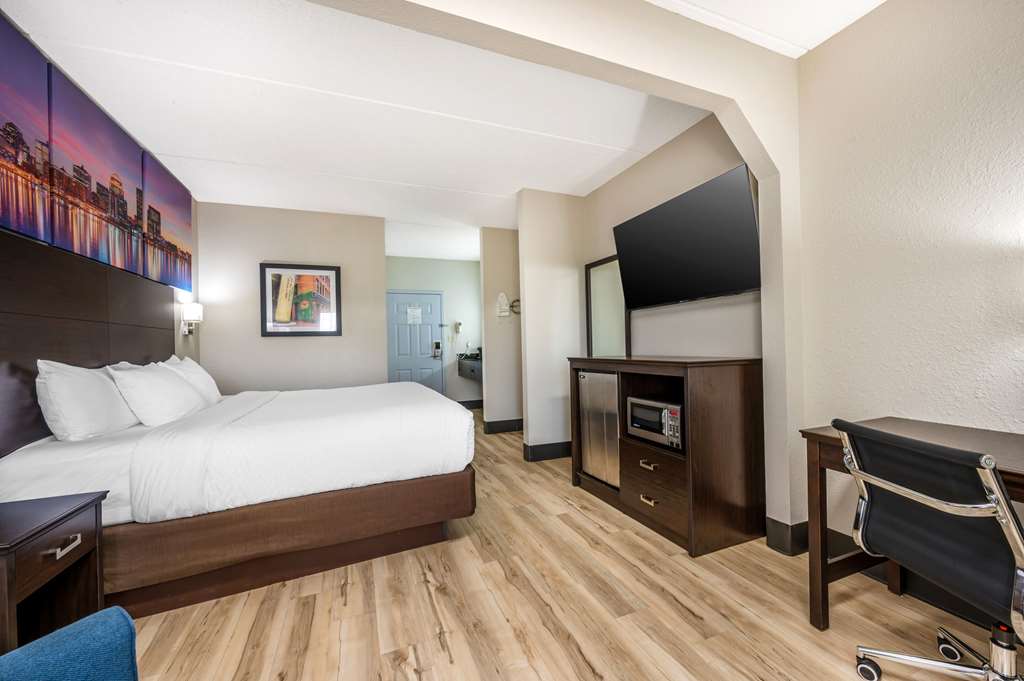 Clarion Pointe Louisville East - photo 21