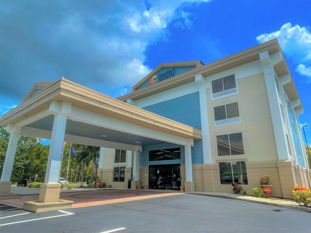 La Quinta Inn & Suites by Wyndham Sarasota I75 - photo 36