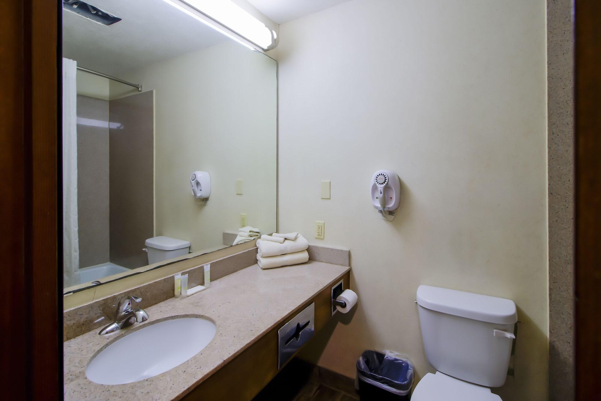 OYO Pinewood Inn & Suites Silsbee - photo 65