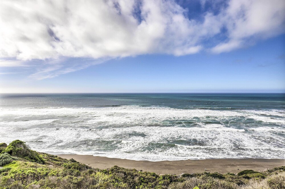 Rahus Ocean Refuge with Manchester Coast Views in Manchester, United States