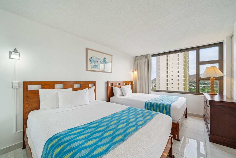 Gorgeous High Rise Waikiki Condo with Ocean and Diamond Head Views — 4-Star Luxury Hotel in Honolulu, United States