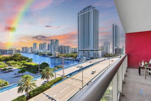 Spectacular Balcony Near Beach Gym Pool — 4-Star Luxury Hotel in Hallandale Beach, United States