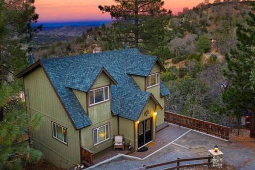 Panoramic Views at Deer Crest Lodge — 4-Star Luxury Hotel in Lake Arrowhead, United States