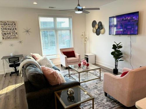 Enjoy the Saddle House with your Furry Friends — 4-Star Luxury Hotel in Greenville, United States