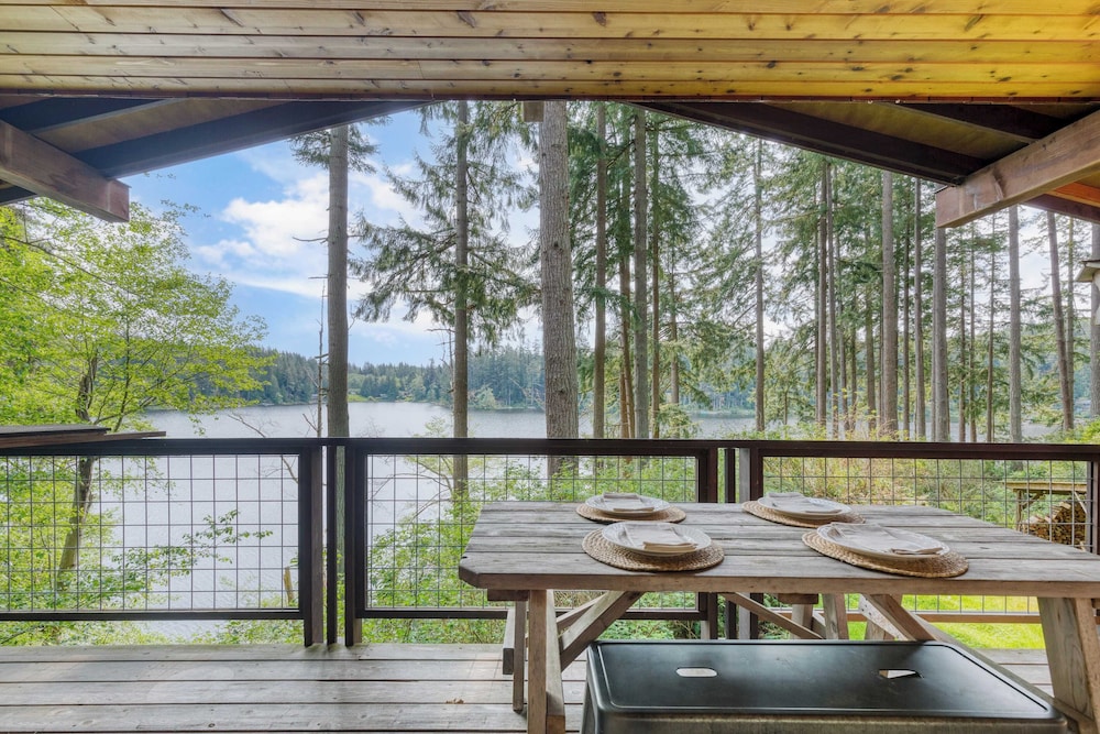 Goss Lake Chalet By Avantstay Lakefront W Dock 19532295 — Langley