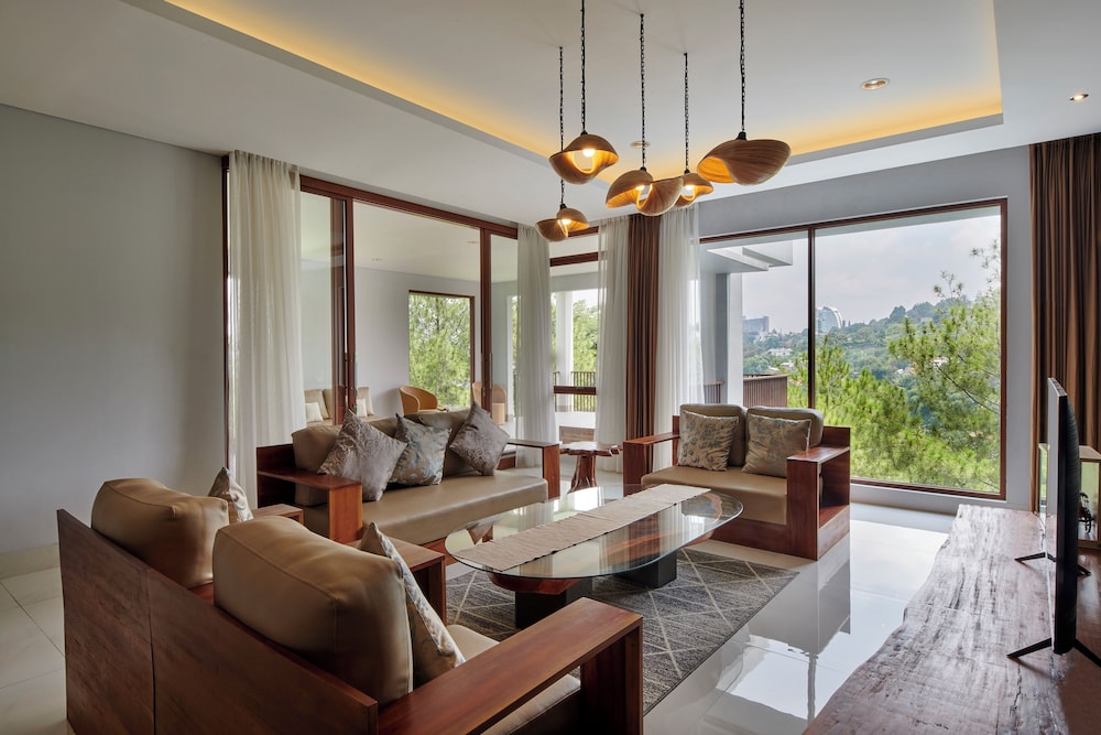 Anindya hill view Villa 7 bedrooms with a private heated swimming pool — 4-Star Luxury Hotel in Bandung, Indonesia