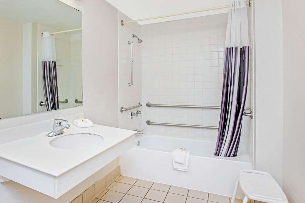 La Quinta Inn by Wyndham El Paso Cielo Vista - photo 10