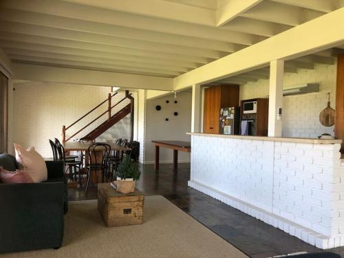 Peterborough Beach House — 4-Star Luxury Hotel in Peterborough, Australia