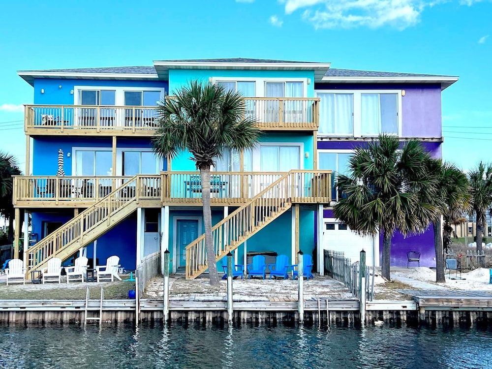 Coastal Cottage — 4-Star Luxury Hotel in Navarre, United States