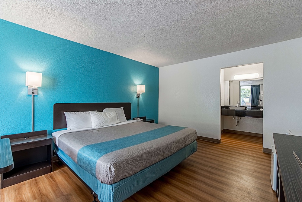Motel 6 Pekin IL - photo 17