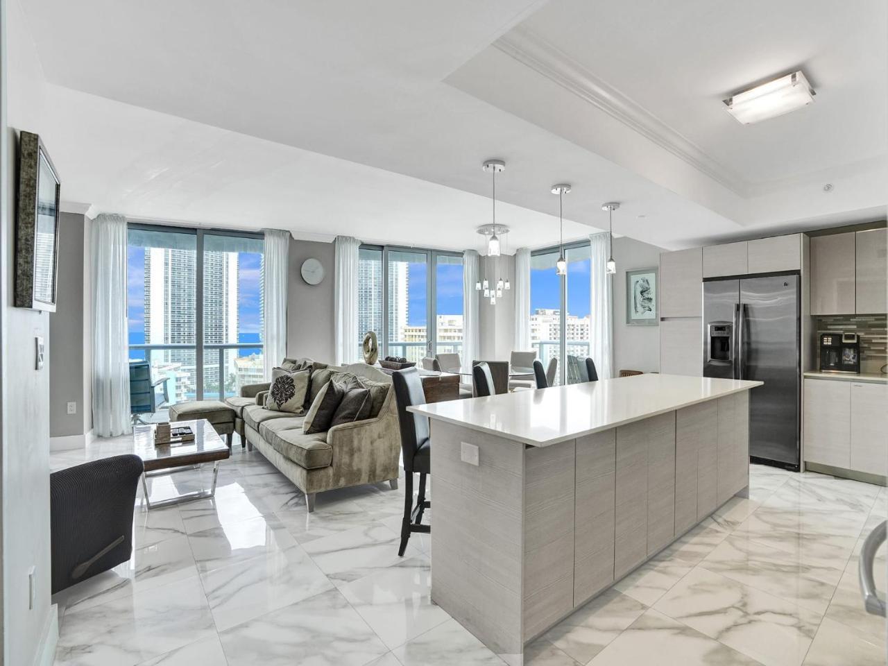 Luxury 3br Water View 18th Floor Deck Pool — Hallandale Beach