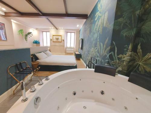 Exotic Suite with Jacuzzi — 4-Star Luxury Hotel in Bergamo, Italy