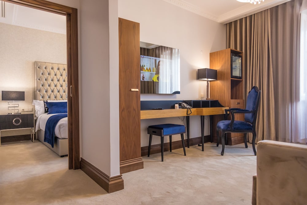Casual Belle Epoque Lisboa Hotel — 4-Star Luxury Hotel in Lisbon, Portugal