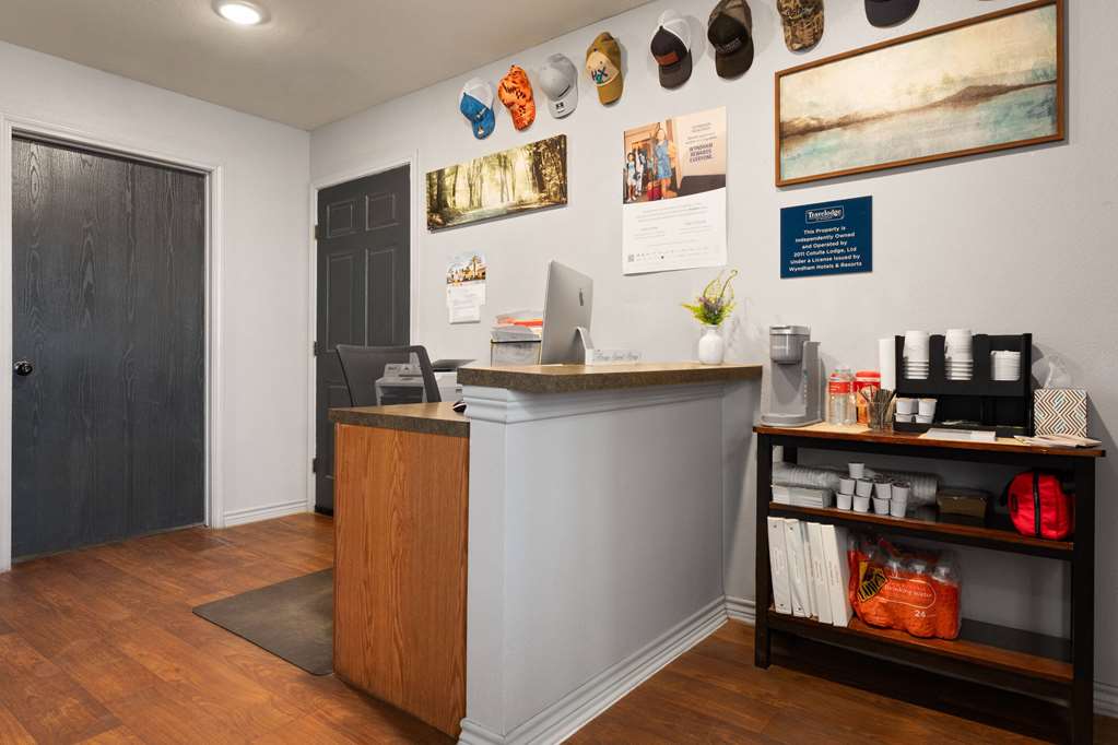 Eagle's Den Suites Cotulla a Travelodge by Wyndham - photo 6