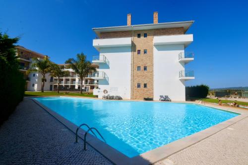 Pebble 1 bedroom apartment sleeps 5 with pool & tennis court — 4-Star Luxury Hotel in Sao Martinho Do Porto, Portugal
