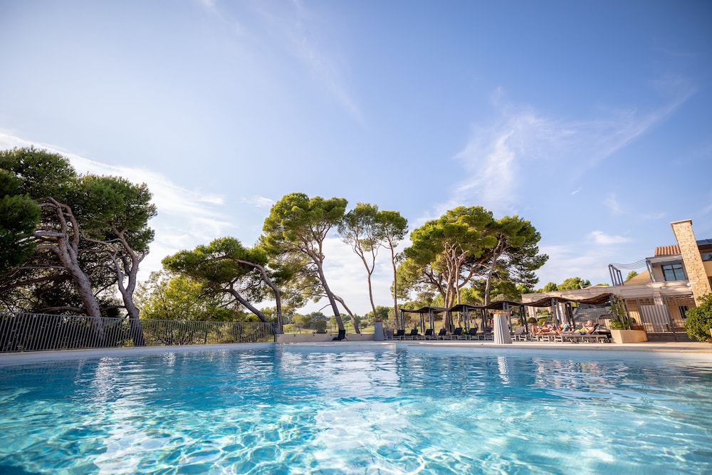 Madame Vacances Résidence Provence Country Club — 4-Star Luxury Hotel in Goult, France