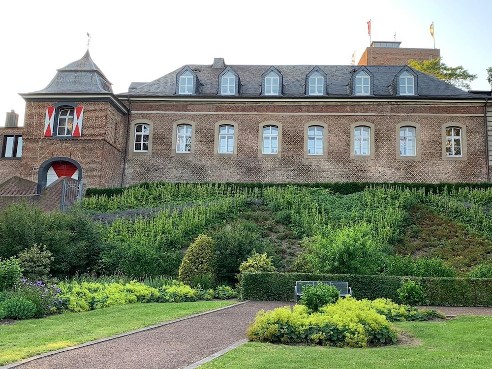 Hotel Burg Wassenberg — hotel in Wassenberg