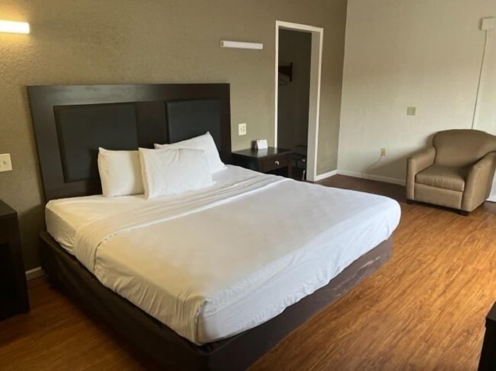 Econo Lodge Wisconsin Rapids - photo 9