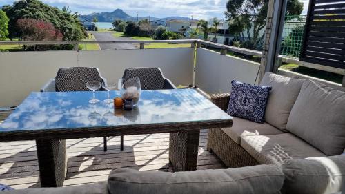 The Black Shack Cooks Beach Holiday Home — 4-Star Luxury Hotel in Whitianga, New Zealand