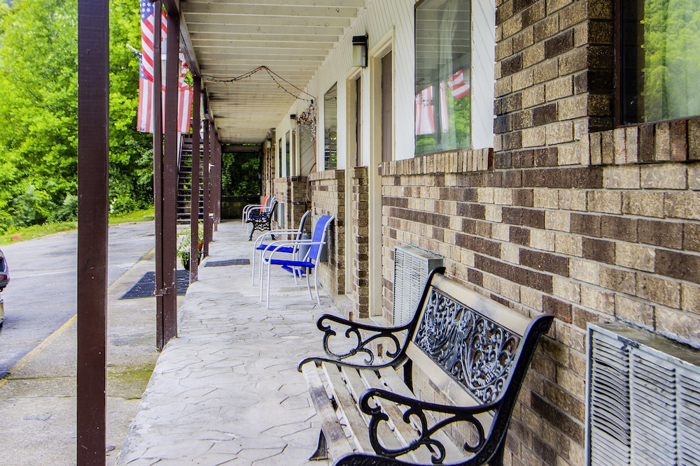 OYO Hotel Chapmanville Inn WV Hwy 119 - photo 40