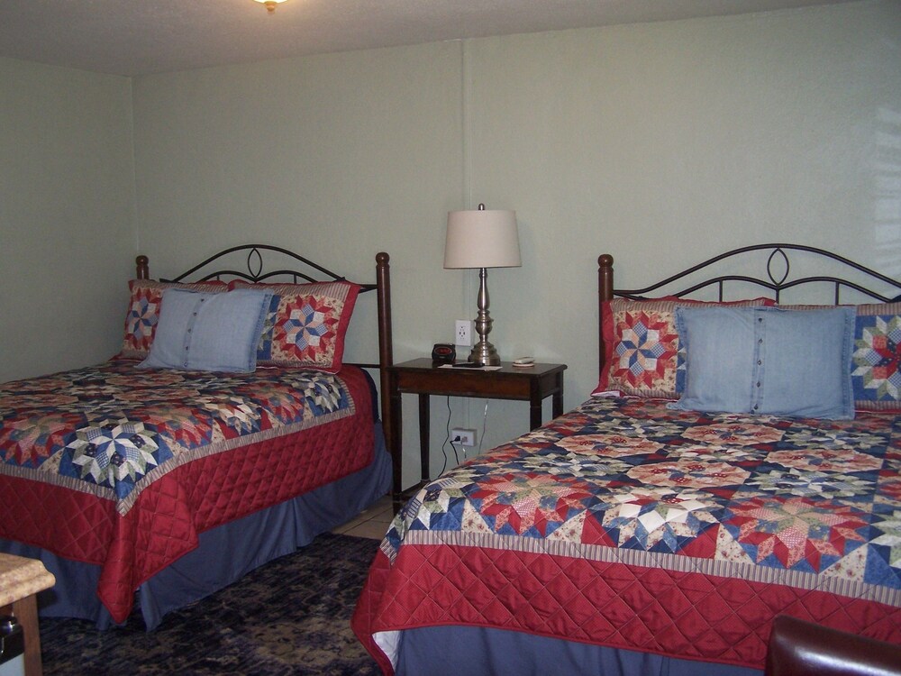 Blanco County Inn - photo 5