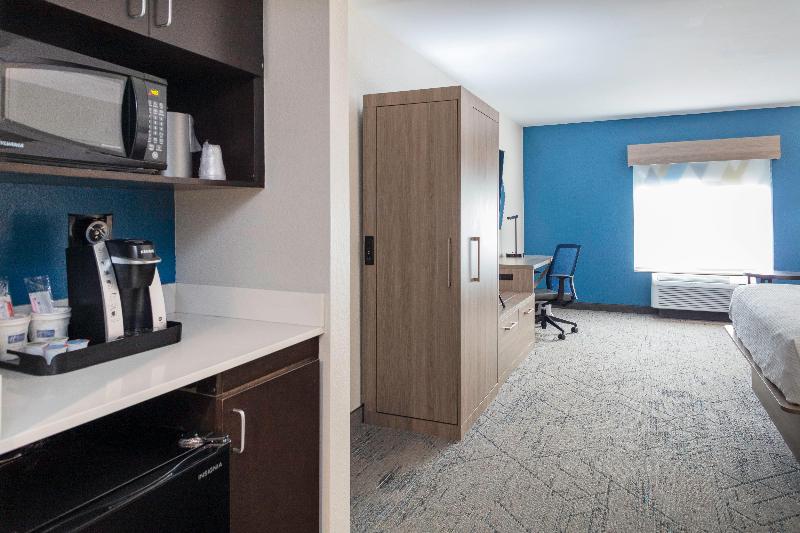 Holiday Inn Express & Suites Roanoke Rapids SE by IHG - photo 112
