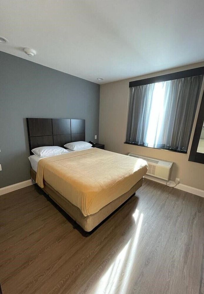 Royal Hotel Bronx - photo 13