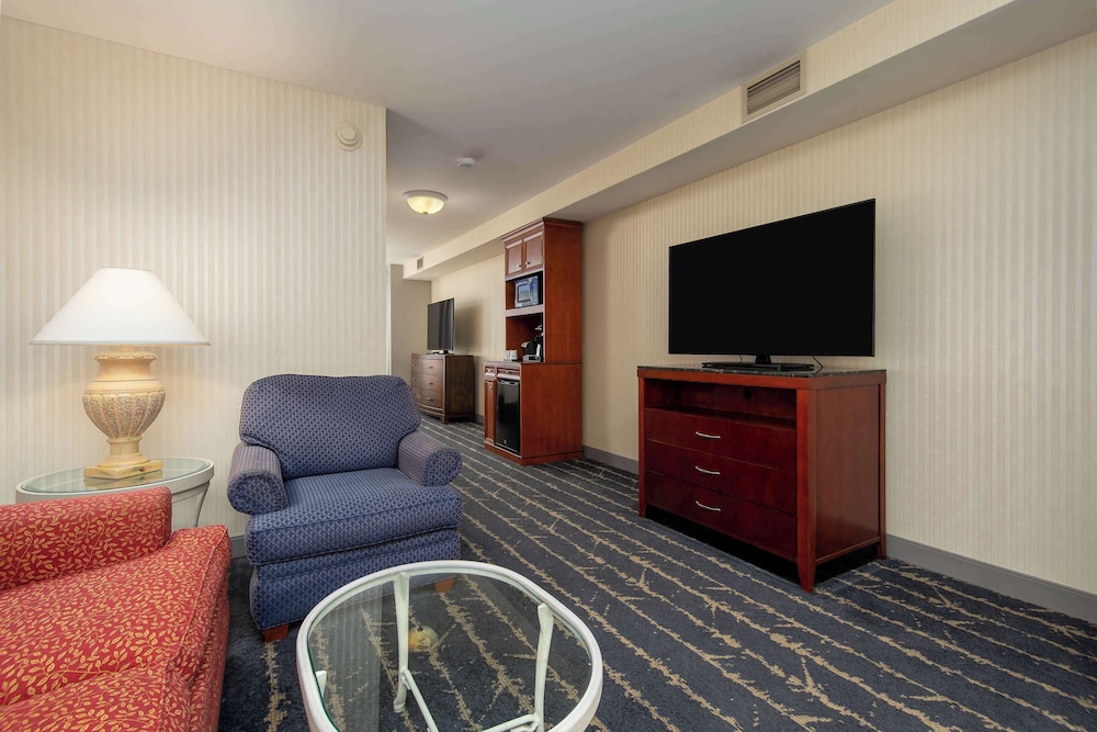 Hilton Garden Inn Milwaukee Northwest Conference Center - photo 18
