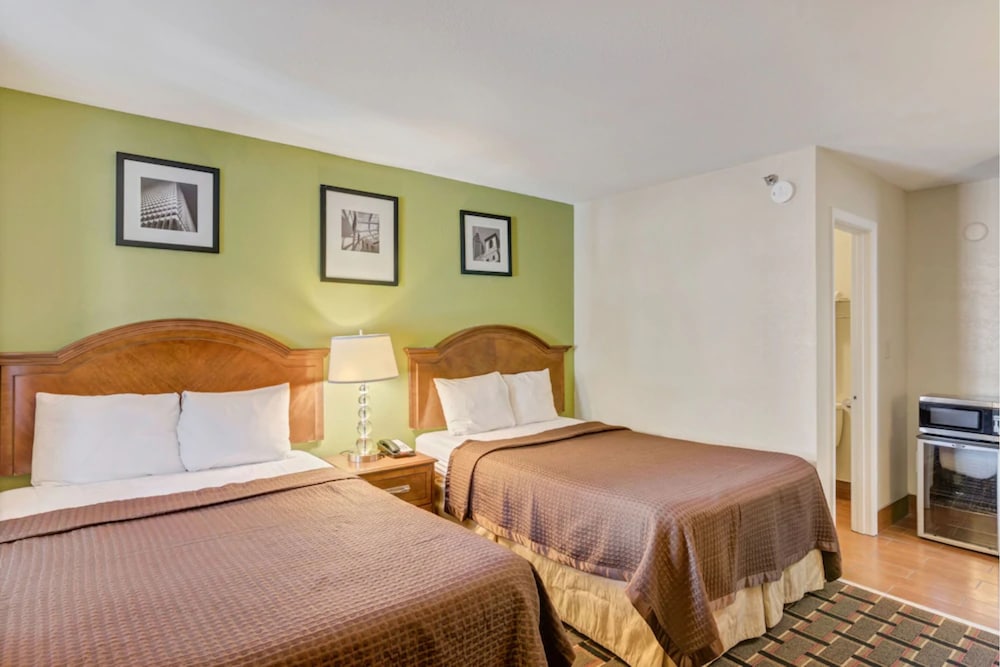 Travelodge by Wyndham Savannah Midtown - photo 21