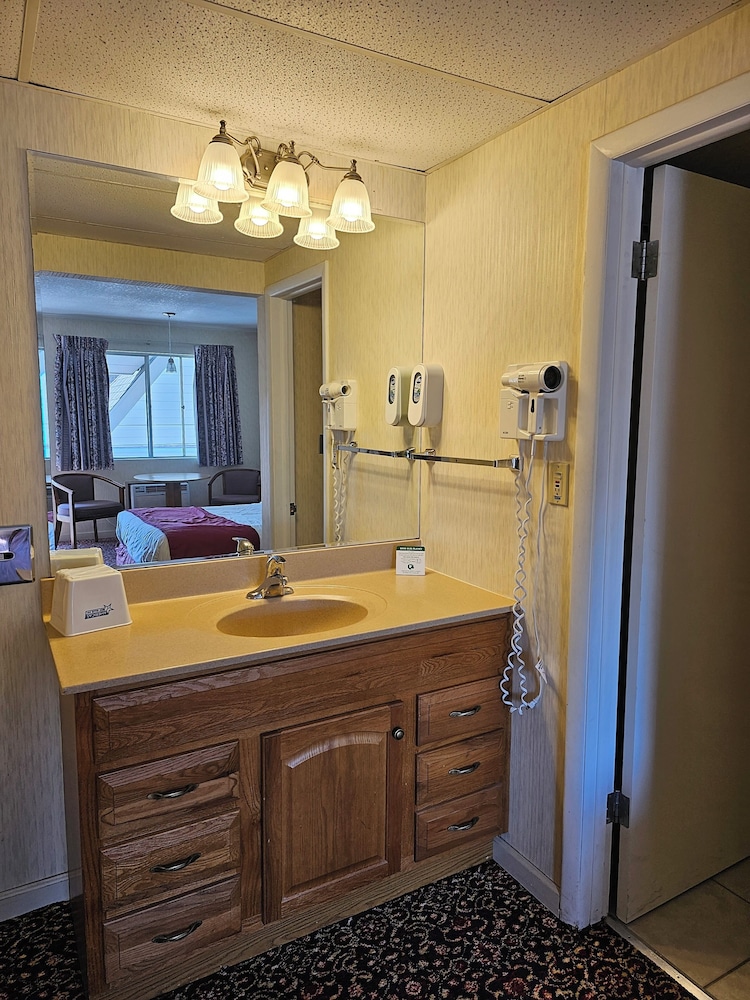 Travelodge by Wyndham Mackinaw City - photo 28
