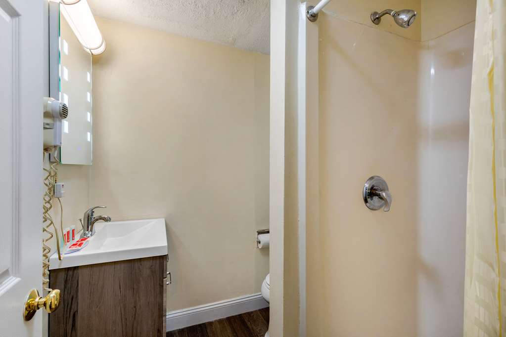 Econo Lodge West Yarmouth on Cape Cod - photo 17