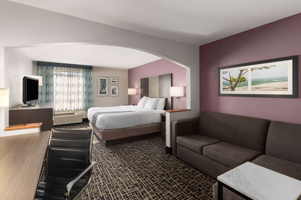 La Quinta Inn & Suites by Wyndham Snellville Stone Mountain - photo 11