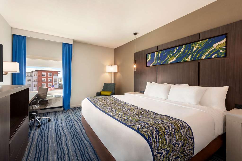 La Quinta Inn & Suites by Wyndham Orlando IDrive Theme Parks - photo 14