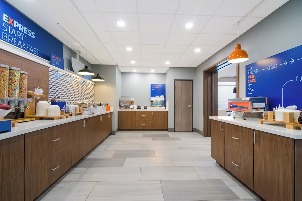 Holiday Inn Express & Suites Springdale Fayetteville Area - photo 41