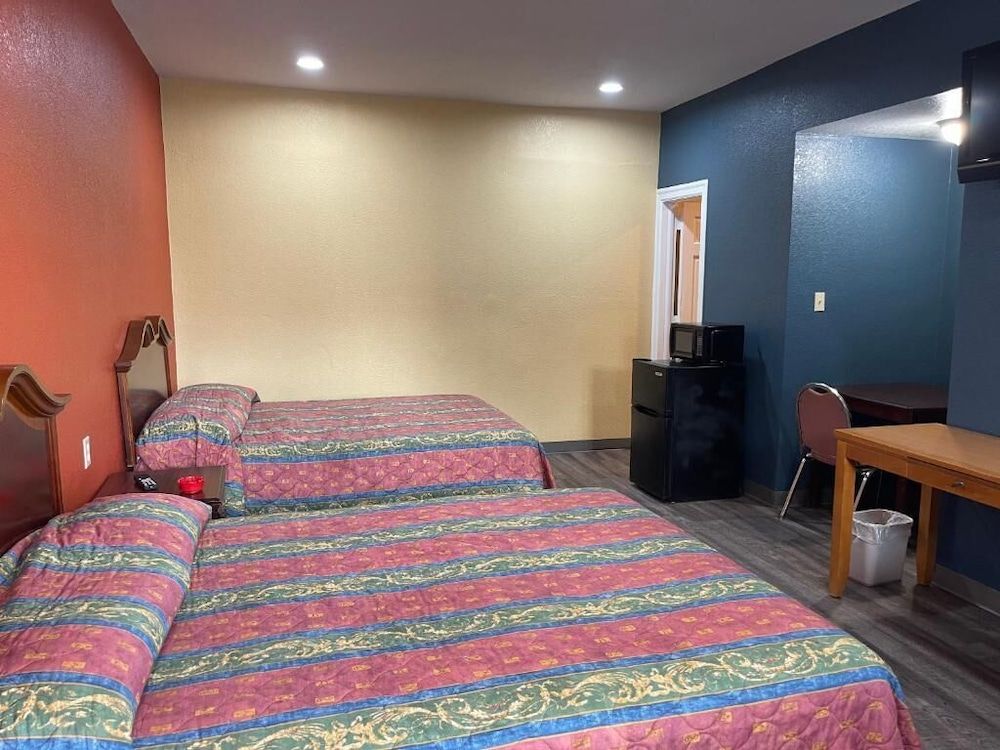 Kenwood Court Motel - photo 19