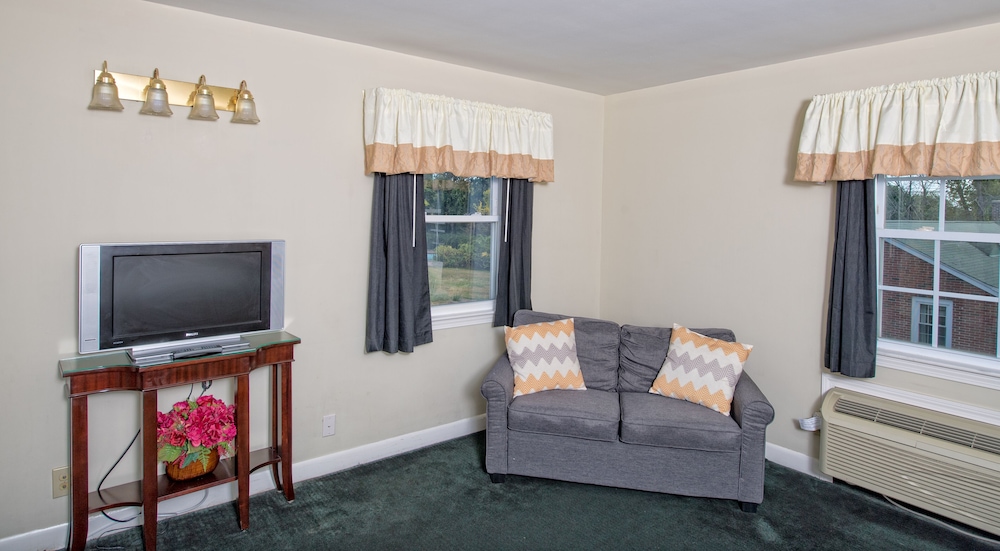 Colonial Inn Seekonk - photo 23