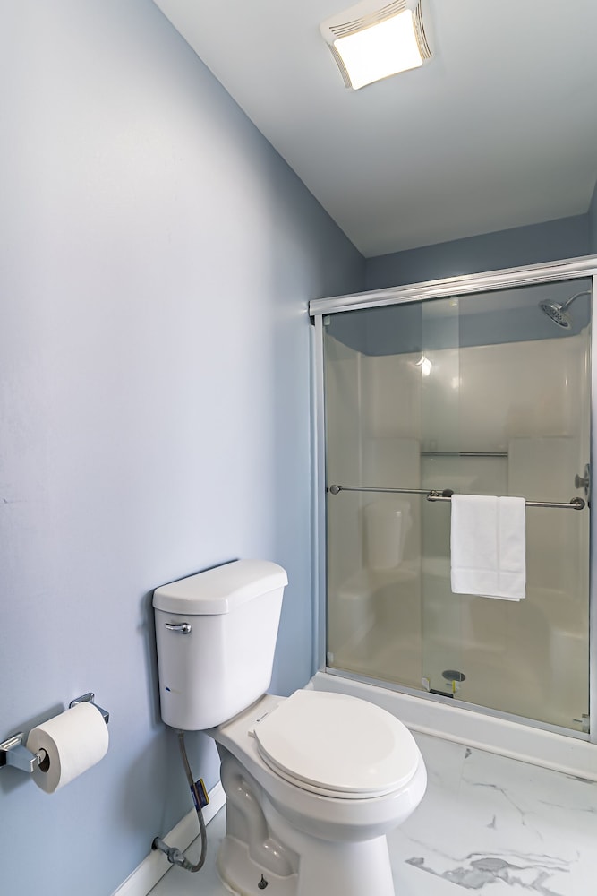 Boardwalk Hotel Charlee & Beach House Rentals - photo 45