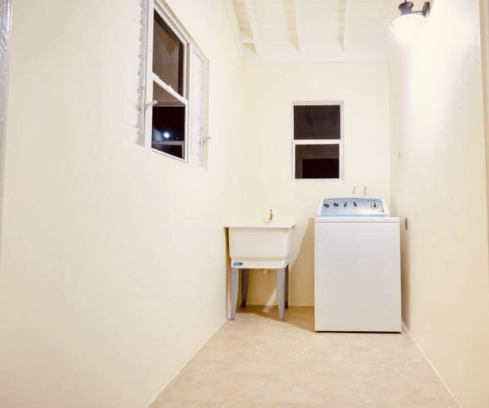 Jhadano Villa 3BR Pool Shuttle 3 Mins to Beach — 4-Star Luxury Hotel in Falmouth, Jamaica