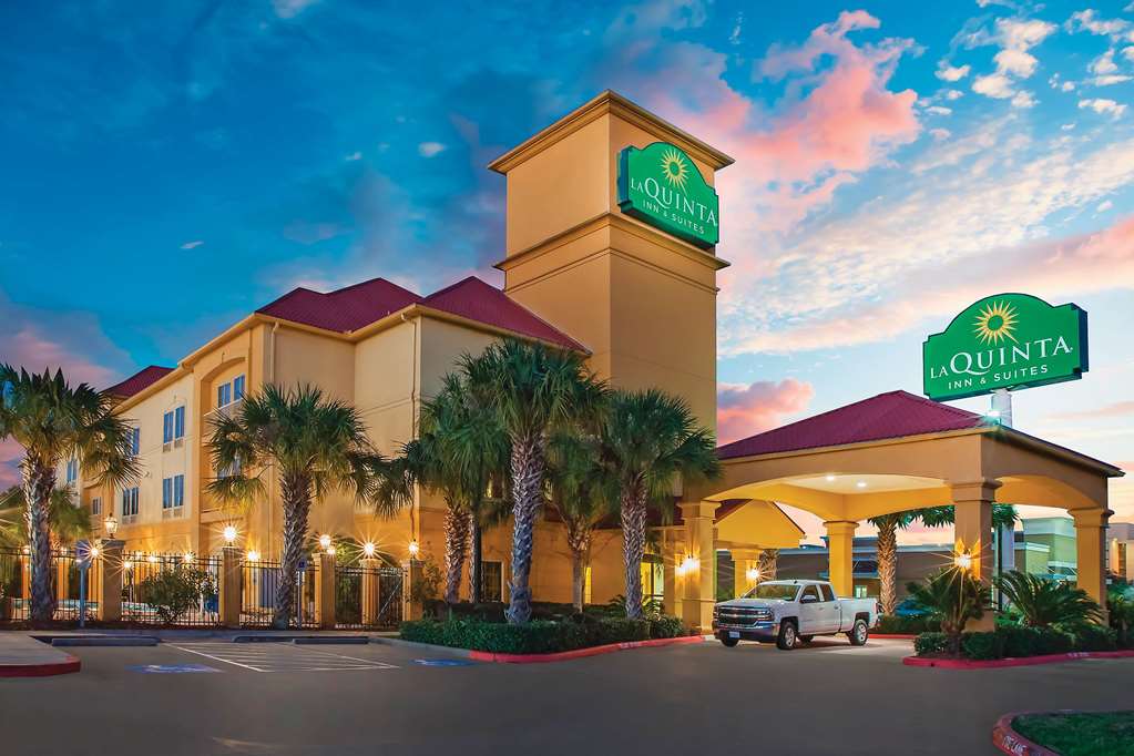 La Quinta Inn & Suites by Wyndham Beaumont West - photo 2