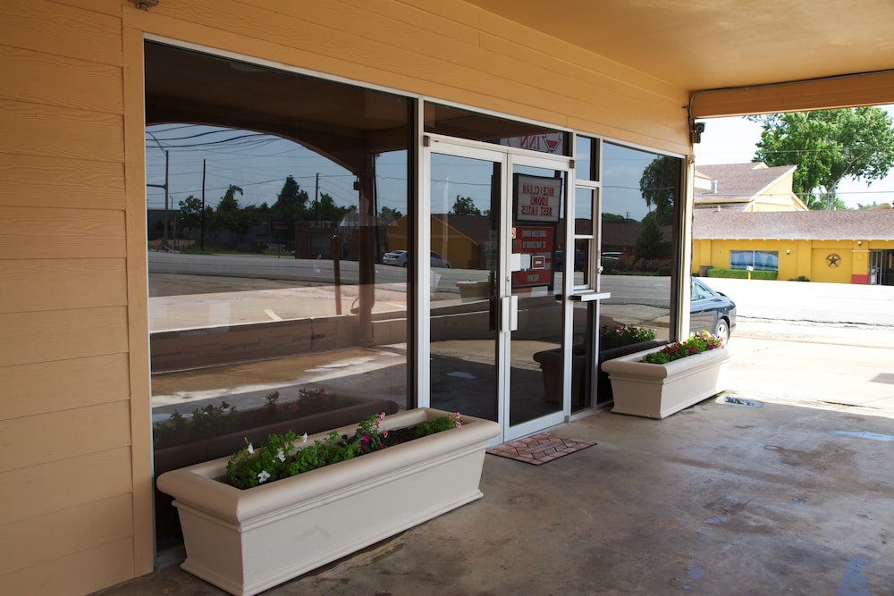 Coach Light Inn Brenham - photo 33
